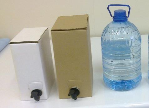 trójwarstwowych metalizowanych workach foliowych z zaworem dozującym wykonanym z PE (fot. 2). Wszystkie testowane opakowania z wodą źródlaną zostały otwarte w tym samym dniu (06 maj 2015 r.). Fot. 2. Testowane w badaniu mikrobiologicznym jednostkowe opakowania z wodą źródlaną [fot.