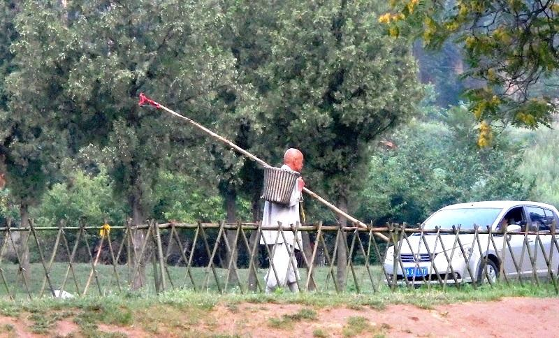 Mnich Shi De Lin przed pawilonem Yugong (fot. A.