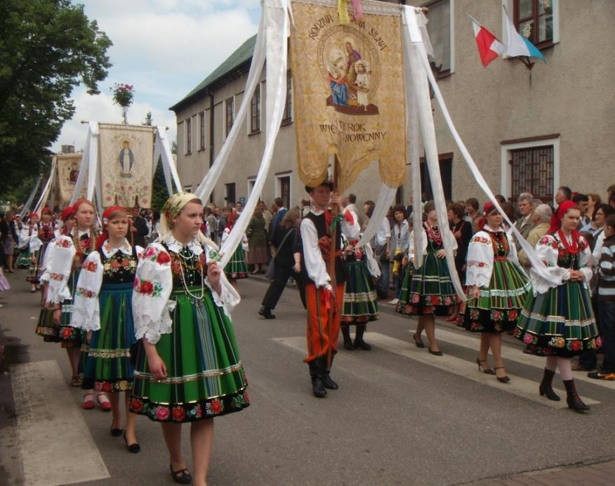 o zabytkowe obiekty i obszary zaczęto rozwijać funkcje turystyczne, które stanowią coraz większą część budżetów samorządów, zwiększają zatrudnienie i dochody ludności, budują pozytywny wizerunek