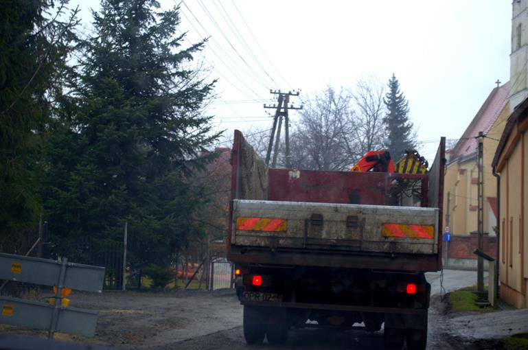 Rysunek 6 Wąskie drogi w remoncie na terenie Niemysłowic W ramach badania dokonano inwentaryzacji trasy Prudnik - Jindrichov (CZ) wyniki przedstawiono w poniższej tabeli.