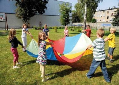 4.7 Spadochron 3 5 m Kolorowy spadochron/chusta animacyjna o średnicy 3,5 metra, wyposażony w 8 uchwytów i otwór w miejscu centralnym. 4.