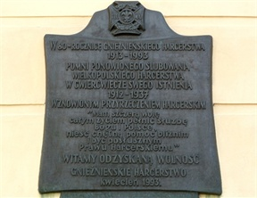 , najprawdopodobniej zbudowany został w X w. W 1613 r. strawił go pożar. Jeszcze w XVIII w. pozostawał w ruinie. W 1782 r. odbudowano go w stylu barokowym.