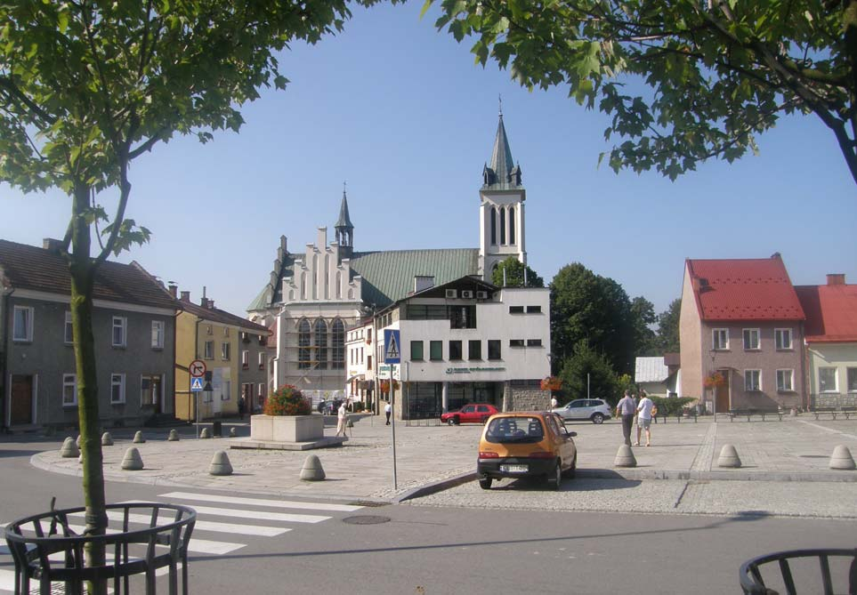 Ryc. 10. Mszana Dolna. Widok z rynku w stronę kościoła parafialnego. Zdjęcie autora Fig.10. Mszana Dolna. View from the market square towards the parish church. Photo by the author układach wymiaru.