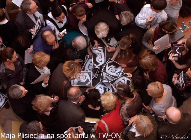 Niemal całe swoje artystyczne życie związała ze sceną moskiewskiego teatru Bolszoj, gdzie zatańczyła swoje pierwsze role i gdzie przez lata była podziwianą i kochaną przez publiczność primabaleriną.