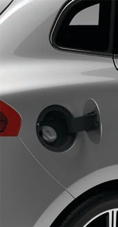 Jak zatankować? 05 Otworzyć klapkę wlewu paliwa przy odblokowanych zamkach samochodu, naciskając lekko i zwalniając jej tylną część. Odchylić klapkę.
