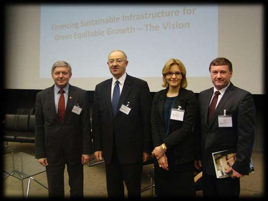 MIASTO JASŁO na zdjęciu od lewej: A. Czernecki, minister Gospodarki -Mirosław Kasprzak, koordynator obszaru Ochrona i Środowisko- Sylwia Słomiak oraz Z. Sanocki- ZGDW.