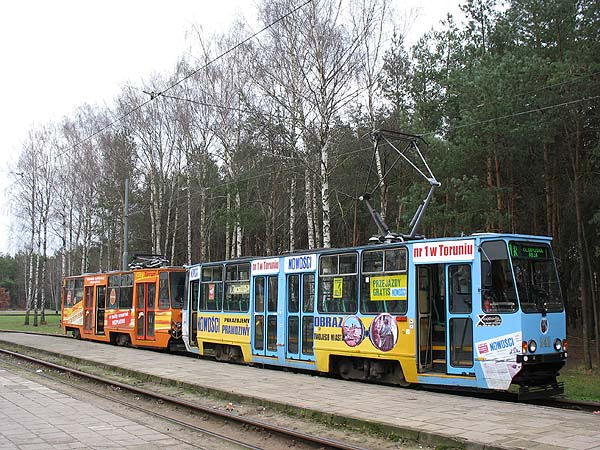 Tramwajem Nowości i City Toruń po zakupy Mirosław Czerliński Leniwy niedzielny poranek, 17 grudnia, kilkanaście minut po godzinie 10. Miasto powoli budzi się do życia.