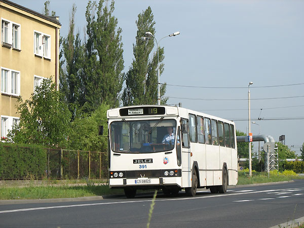 Jelcz PR-110 rzeczywistość, historią malowana Mirosław Czerliński Popularne w całej Polsce peerki są związane z naszym miastem bardzo mocno.