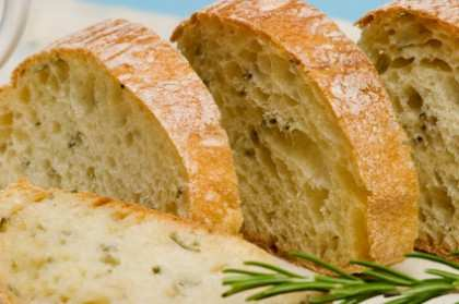 Chleb wkładamy na znak przemiany jaka dokonała się podczas Wielkiego Czwartku.