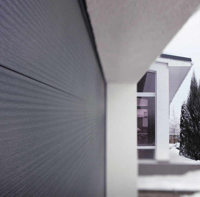 ALUTECH Garażowe bramy segmentowe PANEL MIKRO- PRZETŁOCZENIA Eleganckie mikroprzetłoczenia na powierzchni płaszcza bramy podkreślają nowoczesną architekturę budynku.
