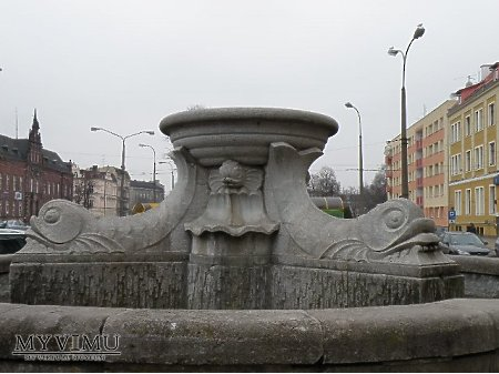 Datowanie przedmiotu: 1908 Opis przedmiotu: Fontanna-pomnik postawiona na Friedrich Wilhelm Platz (obecnie Pl.Słowiański).