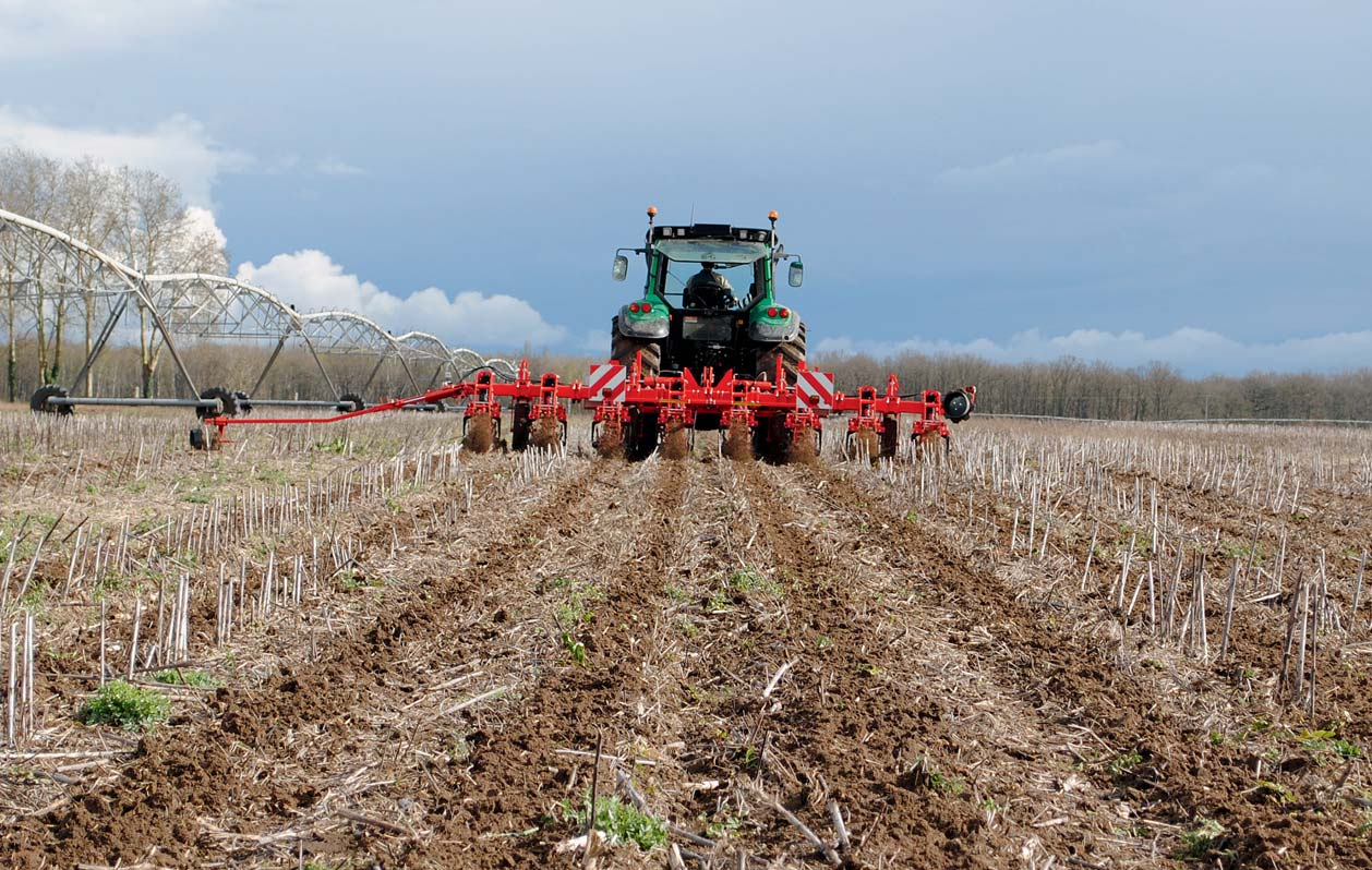 STRIGER STRIP TILL: PRZYSZŁOŚĆ W UPRAWIE PASOWEJ! STRIGER to koncepcja uprawy pasowej opracowana przez KUHN: Ten nowy kultywator uprawia glebę tylko w przyszłych pasach wysiewu.