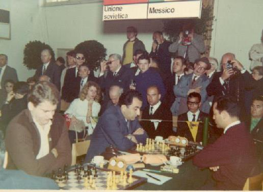 9.Obrona królewsko indyjska [E73] GM Petrosjan (ZSRR) Castro M. (Meksyk) 1.d4 Sf6 2.c4 g6 3.Sc3 Gg7 4.e4 d6 5.Ge2 c6 6.f4 h5 7.Sf3 Gg4 8.Sg5 Hc7 9.e5 Ge2 10.He2 Sh7 11.Sh7 Wh7 12.Se4 d5 13.Sg5 Wh8 14.