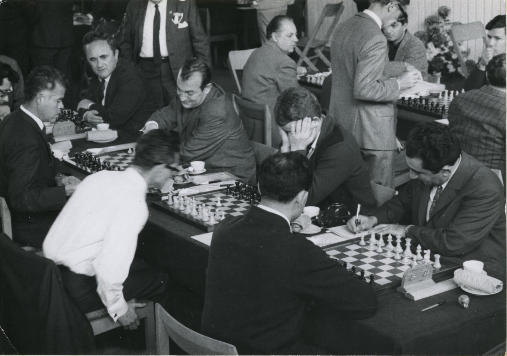 Zaczyna się mecz ZSRR Meksyk Na pierwszym planie: Petrosjan (po prawej)