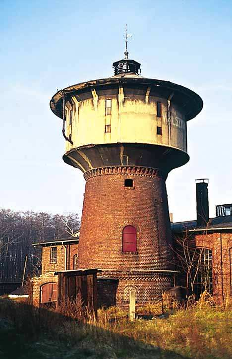 Uzupełnieniem obrotnicy jest układ torowy. Tory dojazdowe biegnące z obrotnicy do hali postojowej pochodzą z lat 1881-1908. Wykonane zostały w różnych stalowniach niemieckich miedzy innymi G.H.