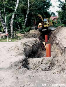 Równocześnie do końca 2002 roku zrobiono przygotowania do budowy dalszych odcinków sieci kanalizacyjnej, przygotowując dokumentację projektową na ponad 40 kilometrów kanałów grawitacyjnych, dziewięć