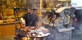 Wieliczka Oświęcim - Przyjazd na obiadokolację - Czas wolny, spacer po okolicy, relaks na ogrodzie - Biesiada grillowa ze zbójnikiem (bałamuta góralska) na wesoło.