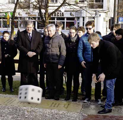 Dla gimnazjów i szkół ponadgimnazjalnych Filmowy PRL W ramach spotkania zapraszamy na pokaz filmu fabularnego poprzedzony projekcją kronik filmowych z epoki i wprowadzeniem w realia historyczne.