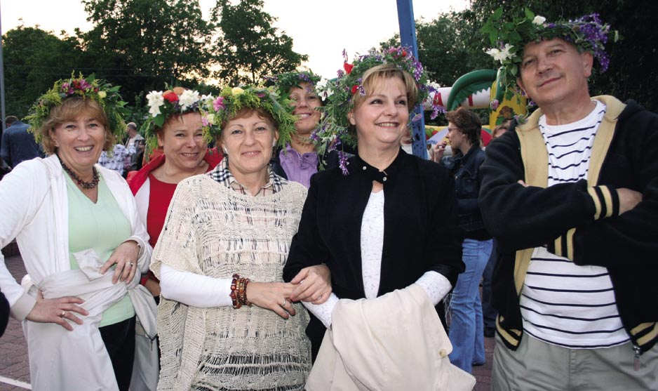 fot. Beata Roszkowska Udział w obrzędach i tradycjach takich jak puszczanie wianków na wodę nie tylko pomaga w zmaganiach z codziennością ale stanowi okazję do zacieśnienia więzi społecznych.