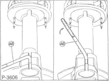 Odkręcić w komorze silnikowej 3 śruby mocujące i wyjąć kolumnę resorującą. Montaż Odkręcić przy amortyzatorze nakrętkę -3- zwrotnicy, wyjąć śrubę -4-.