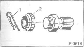 Wały pędne Z powodu niesymetrycznego usytuowania obudowy skrzynki przekładniowej w samochodzie, wały pędne mają różną długość. Prawy, dłuższy wał jest podparty w łożysku pośrednim.