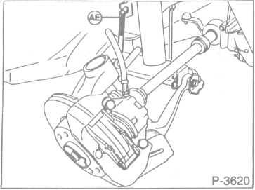Jeśli jest zamontowana, zdjąć osłonę z prze gubu kulowego. Uwaga: W razie trudności z rozłączeniem, włożyć między belkę zawieszenia silnika i wahacz łyżkę do opon i nacisnąć w dół.
