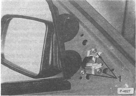 Demontaż i montaż lusterka zewnętrznego Demontaż w samochodach GTI/Cabrio W razie uszkodzenia lusterka zewnętrznego musi być wymienione kompletne lusterko.