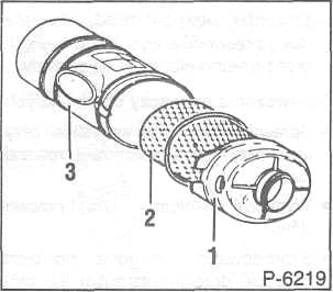 W silnikach TU filtr powietrza ustawiony jest pionowo, inaczej niż na rysunku. Silnik TU z urządzeniem wtryskowy Monojetronic: Otworzyć opaskę - strzałka- i odciągnąć do góry kanał wlotowy.