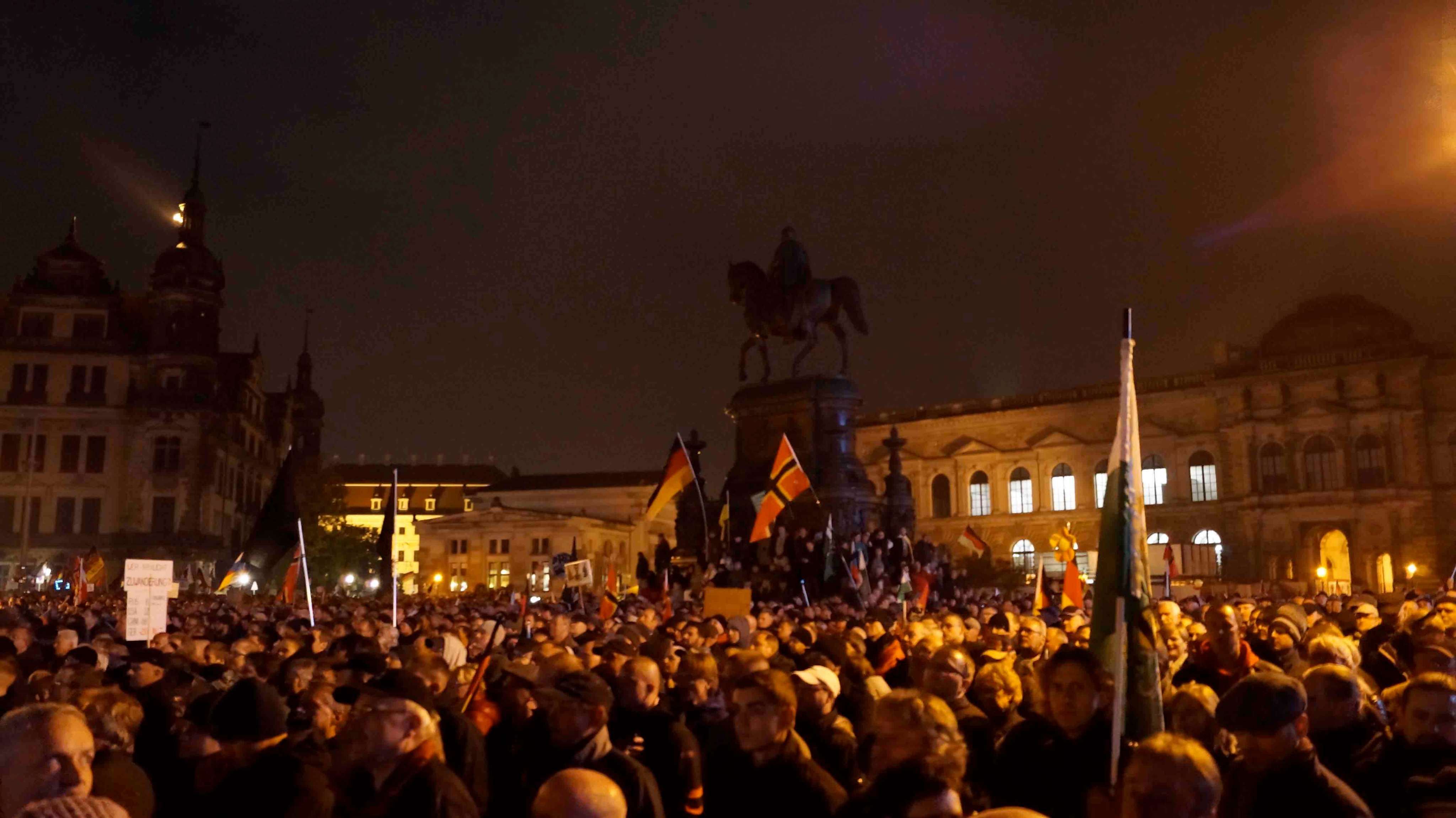 stygmatyzowanie PEGID>y mianem ruchu neonazistowskiego przez media.