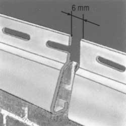 3. NAROŻNIK ZEWNĘTRZNY Montaż rozpoczynamy 6 mm poniżej górnej krawędzi ściany lub okapu i 6 mm poniżej dolnej krawędzi listwy startowej.
