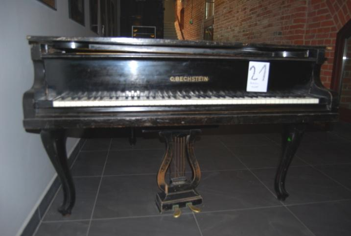 przy Sali D01 numer instrumentu 20 Fortepian Bechstein nr 142388 -