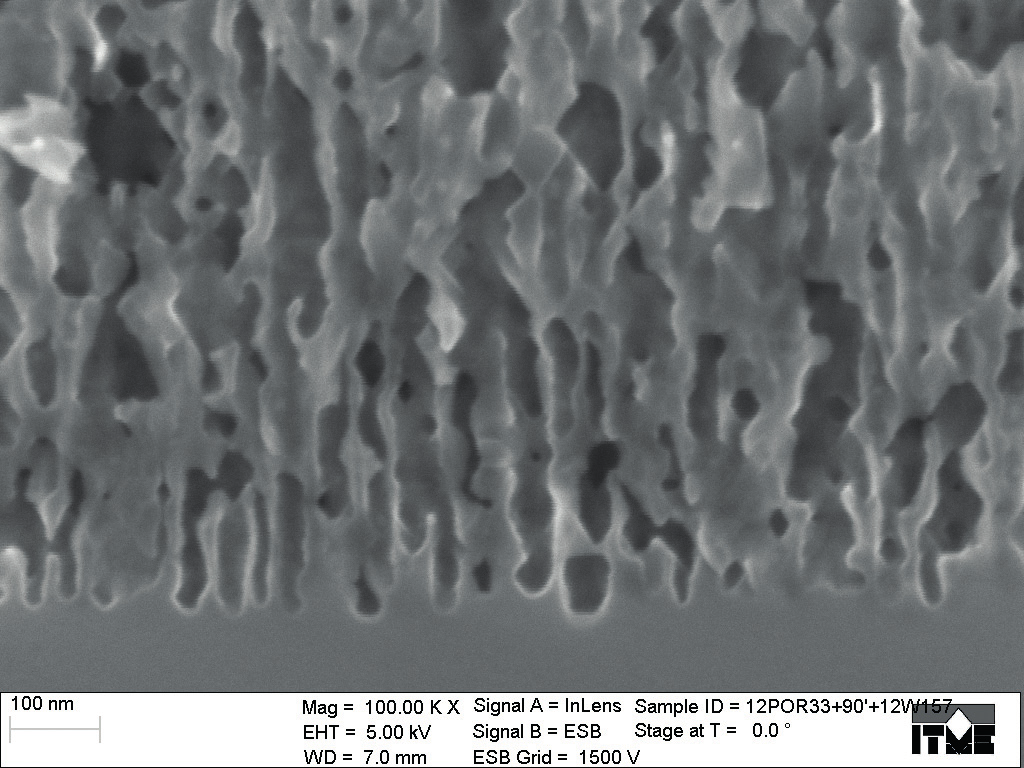 Rys. 3. Obraz SEM warstwy HPor w płytce p+ o orientacji <100>. Czas wygrzewania przed osadzaniem warstwy wynosił 30 min. Fig. 3. SEM image of high porosity layer in <100> oriented p+ wafer.