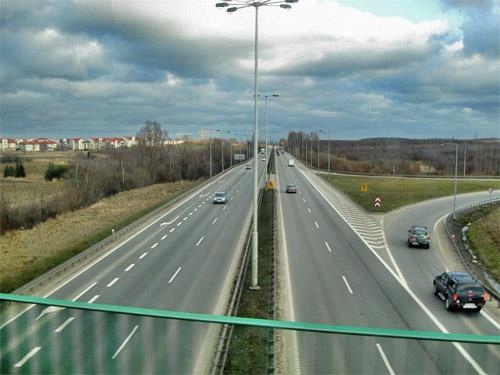 Kowale - zdjęcia poniżej) oraz blisko Południowej Obwodnicy Gdańska S7 i autostrady A1 plus korzystne - w porównaniu z rynkiem trójmiejskim - ceny działek budowlanych spowodowały, że region ten stał