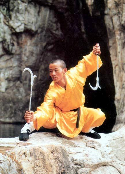 1 Shaolin Shuang Cao Lian Shaolińskie sierpy do ścinania trawy Fot.1. Shaoliński mnich Shi Xing Zhi uzbrojony w Shaolin Shuang Cao Lian Powyższa nazwa zawiera następujące wyrazy: 1.