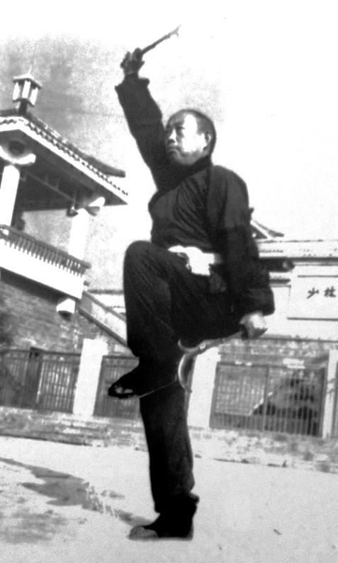 2 Fot.2. Lokalny mistrz Shaolin kung fu praktykujący przed Centrum Treningowym Sztuk Walki Klasztoru Shaolin formę walki za pomocą Shaolin Shuang Cao Lian (zdjęcie pochodzi z okolicznościowego albumu