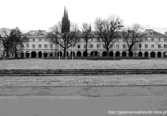 Teraz jest to przestrzeń nieprzyjazna, sucha... Obecna kostka jest chyba sprzed wojny. Wygląda tragicznie. Trawniki są zniszczone.