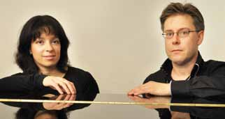 Erst nachdem Natalia Zagalskaia und Toomas Vana ihre Ausbildung zu Solo-Pianisten abgeschlossen, wichtige Wettbewerbspreise gewonnen und internationale Konzerterfahrungen gesammelt hatten, begannen