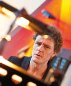 Jazzpianospiel. Ab 2002 studierte er Jazzpiano an der Hochschule für Musik Hanns Eisler in Berlin bei Rolf Zielke und Christian von der Goltz.