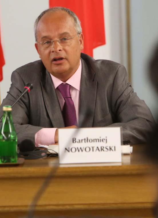 dr hab. Bartłomiej Nowotarski, prof. UE 1. Współczesne demokracje i dyktatury. Polityczne i ekonomiczne podstawy ich istnienia. 2. Światowe procesy demokratyzacji i demokratycznych odwrotów. 3.