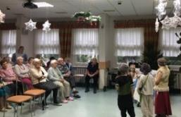 Wioletty Świetlik- Czupryńskiej, z pomocą szkolnego chóru zostało zaprezentowane także poza szkolnymi