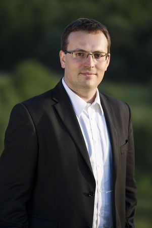 dr Tomasz Sroka Tomasz Sroka jest adiunktem w Katedrze Prawa Karnego na Wydziale Prawa i Administracji Uniwersytetu Jagiellońskiego oraz w Collegium Medicum UJ.