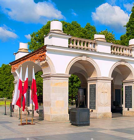 Sandomierz: Stare Miasto, Zamek, Katedra, Dom Długosza, kościół św. Jakuba, wąwóz lessowy Królowej Jadwigi, Podziemna Trasa Turystyczna (możliwość zorganizowania rejsu po Wiśle).