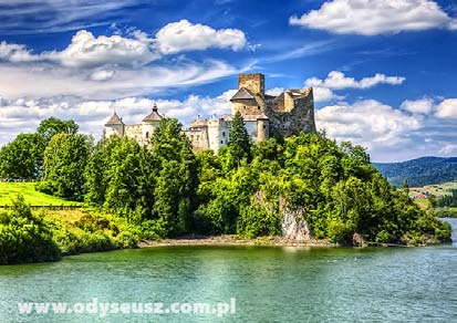 przejazd komfortowym autokarem, noclegi w pensjonacie lub hotelu, śniadania, obiadokolacje, opiekę pilota-przewodnika, bezpłatne miejsca dla opieki, ubezpieczenie NNW, wszystkie opłaty drogowe oraz