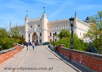 dzień: Śniadanie. Gniezno: Katedra oraz słynne spiżowe Drzwi Gnieźnieńskie, pomnik Bolesława Chrobrego i Muzeum Początków Państwa Polskiego.