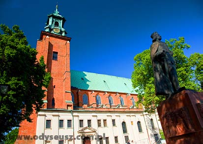 Strzelno: Kościół Świętej Trójcy i Najświętszej Marii Panny, Rotunda św. Prokopa. Kruszwica: Mysia Wieża ceglana, ośmioboczna wieża o wysokości metrów, na Półwyspie Rzępowskim Jeziora Gopło.