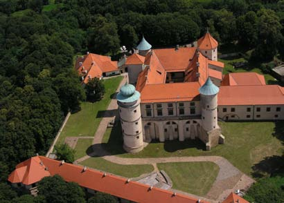 Przejazd do Ogrodzieńca spacer na grodzisko średniowieczne Górę Birów, największe ruiny zamku na Szlaku Orlich Gniazd Ogrodzieniec. Ognisko z pieczeniem kiełbasek. Powrót w umówione miejsce.