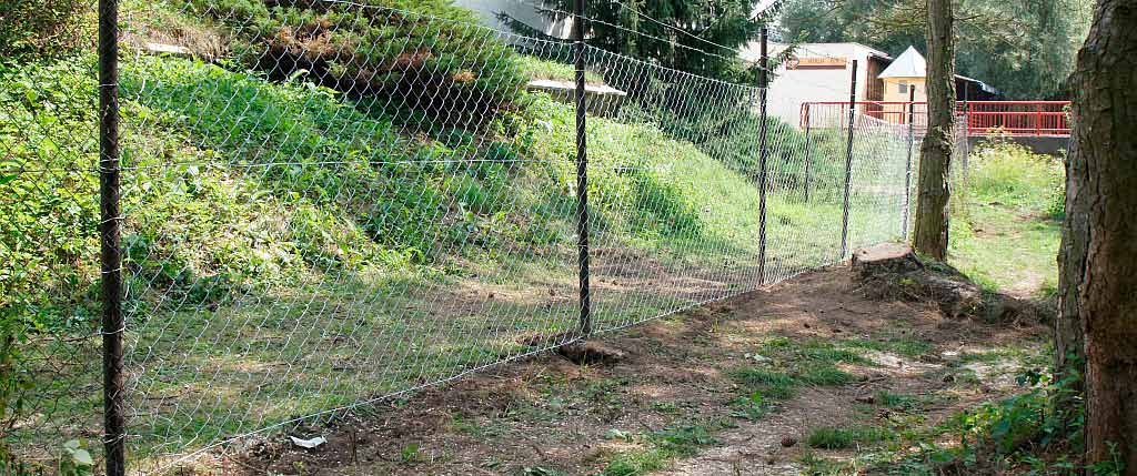 V ďalšej fáze frézy dvojstranne alebo štvorstranne opracujú prestávajúci materiál hrany. V poslednej fáze cidliny a leštiace kotúče odstránia zvyšky lepidla a zvyšky po frézovaní.