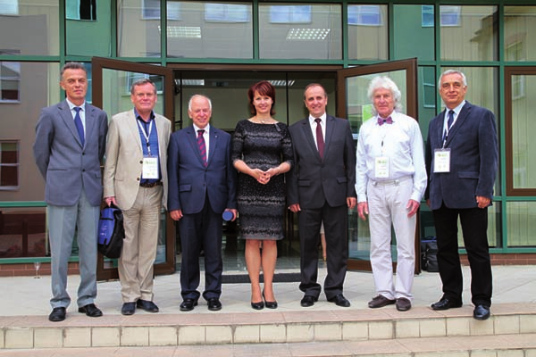 Władze Wydziału NoZiGP UMCS w otoczeniu zaproszonych gości podczas otwarcia wystawy 70 lat lubelskiego ośrodka geograficznego, od lewej: dr hab. Sławomir Terpiłowski, prof. UMCS (Prodziekan ds.