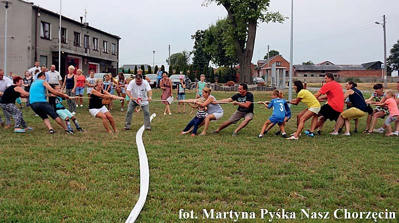 Przeglądzie Zespołów Folklorystycznych. Na scenie królowała muzyka i śpiew, a do tego przepiękne ludowe stroje i widoczna w zespołach międzypokoleniowość.