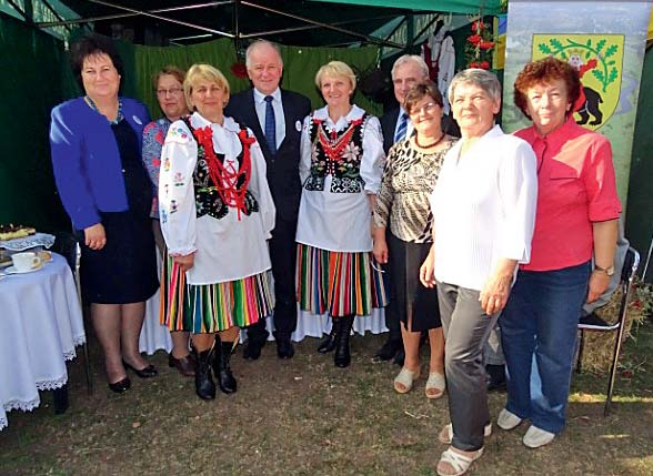 Po Mszy Świętej uczestnicy dożynek utworzyli wielobarwny korowód, który spod Kaplicy przeszedł na stadion COS, gdzie odbył się ceremoniał dożynkowy.